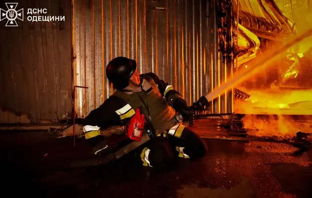 После ракетного удара масштабный пожар в Одессе длился несколько часов - пожарные опубликовали видео