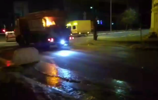 В Киеве на Оболонской прорвало водопровод. Часть улицы перекрыли